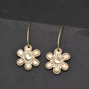 Boucles d'oreilles petite fleur, marguerite, dorées ou argentées