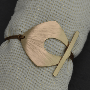 Large bracelet carré en bronze