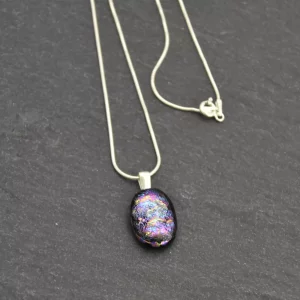 Petit pendentif en verre fusionné coloré
