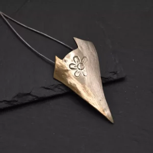 Sautoir Folie, fleuri aux lignes contemporaines