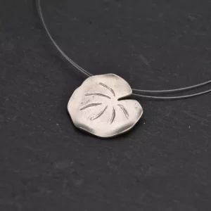 Collier comme un nénuphar en bronze blanc