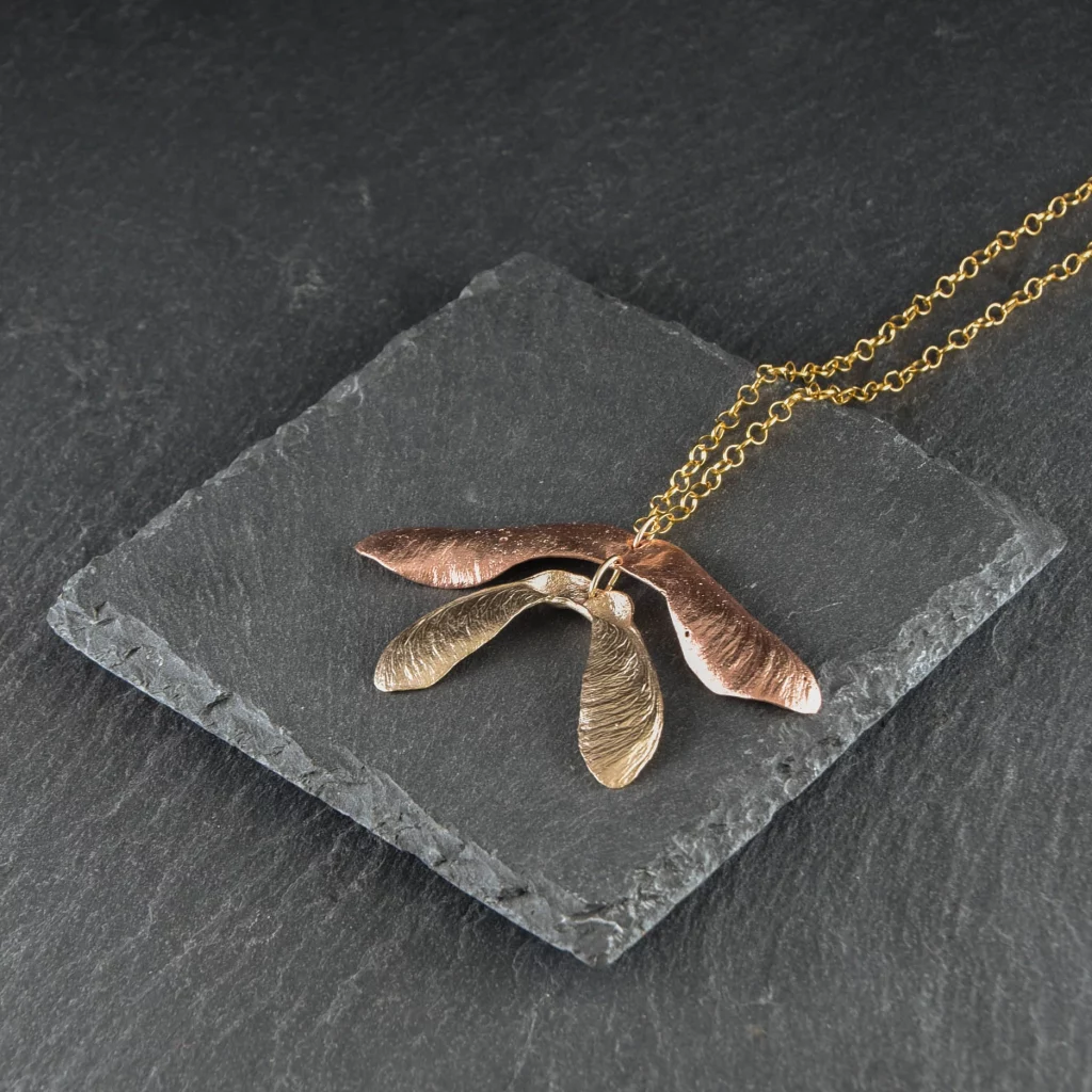 Sautoir samares d'érable, inspirés par la nature en bronze doré et cuivre