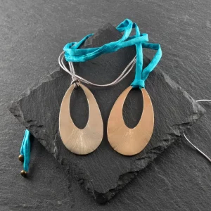 pendentif goutte aux lignes fluides est une pièce intemporelle