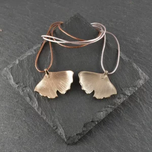 Collier feuille de ginkgo stylisée en bronze