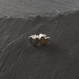 Boucles d'oreilles coeur en argent massif délicatement textures de volutes