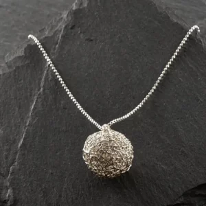 Collier sphère filigranée en argent massif