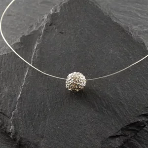 Collier ras de cou petite sphère filigranée en argent massif