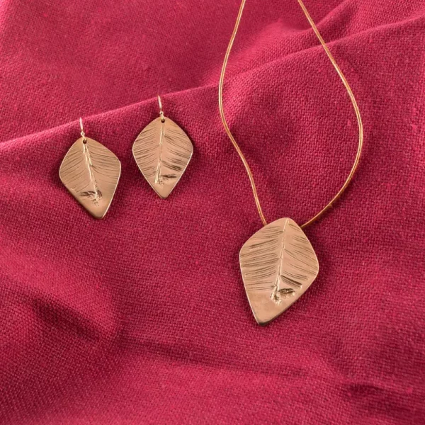 Boucles d’oreilles empreinte de conifère en bronze doré – Image 3