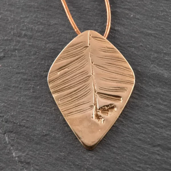 Boucles d’oreilles empreinte de conifère en bronze doré – Image 2
