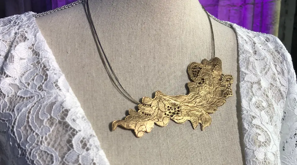 Une rencontre entre dentelle et métal