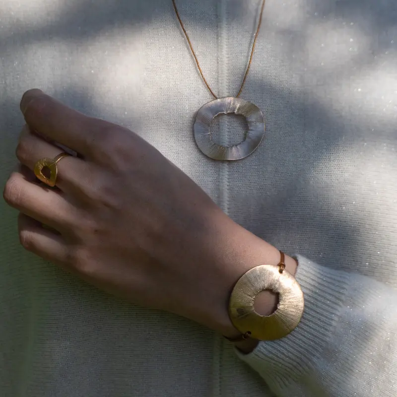 Collier rond brut en bronze – Image 8