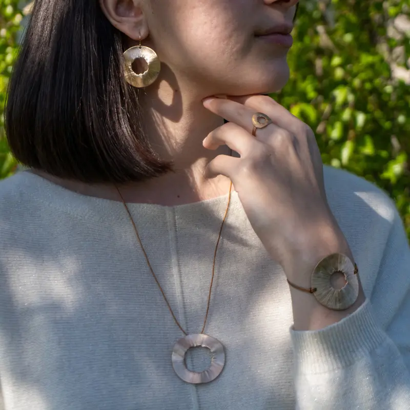 Collier rond brut en bronze – Image 6