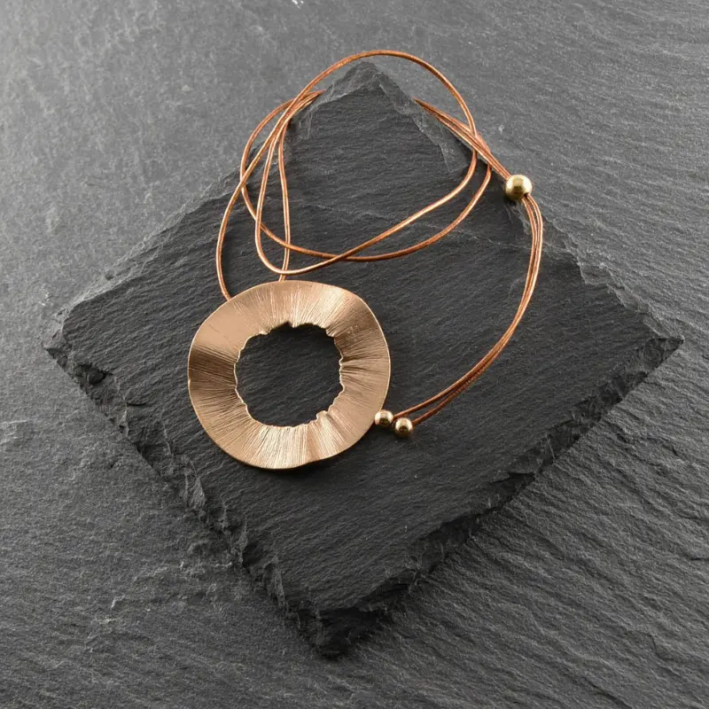 Collier rond brut en bronze – Image 3