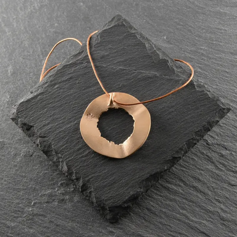 Collier rond brut en bronze – Image 5
