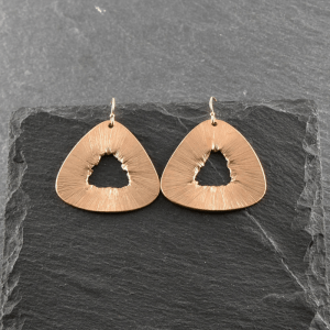 Boucles d’oreilles triangle en bronze brossé – Bijou artisanal - Car'O Folies