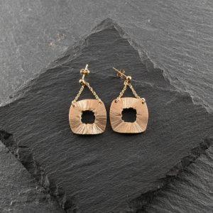 Boucles d’oreilles carrées en bronze doré brossé – bijou artisanal finition satinée
