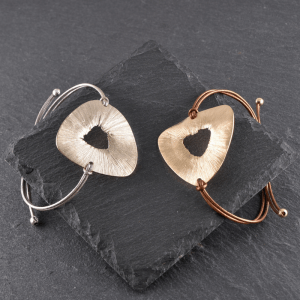 Bracelet triangle en bronze brossé – Bijou artisanal réglable - Car'O Folies