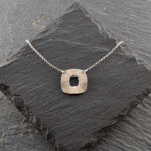 Collier carré en bronze blanc, bijou artisanal