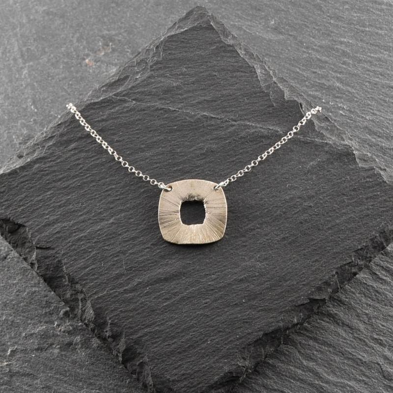 Collier carré en bronze blanc, bijou artisanal