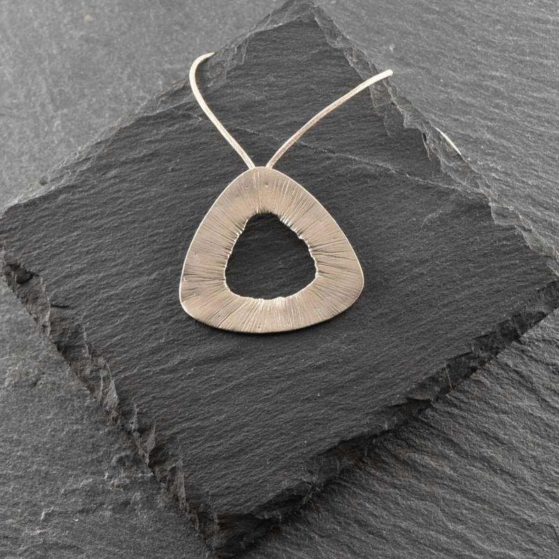 Collier triangle en bronze brossé – Bijou artisanal en bronze - Car'O Folies