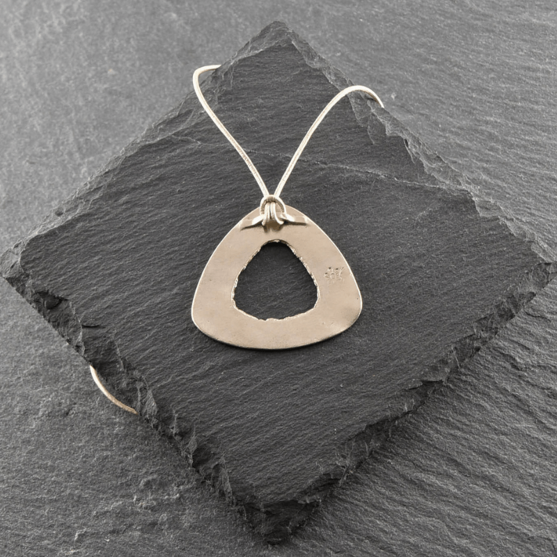 Collier triangle en bronze brossé – Esprit brut et élégant – Image 4