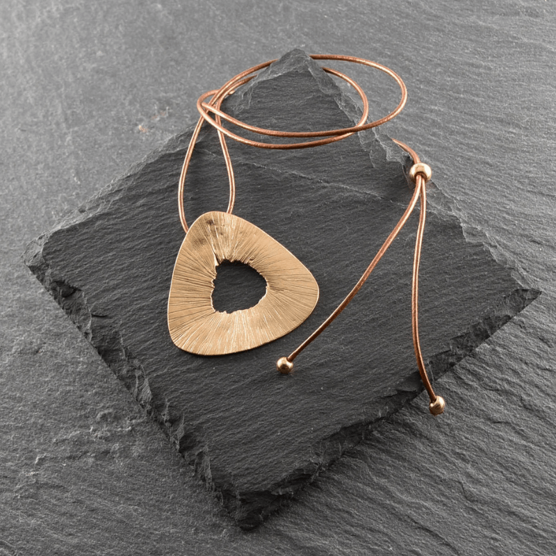 Collier triangle en bronze brossé – Esprit brut et élégant – Image 3