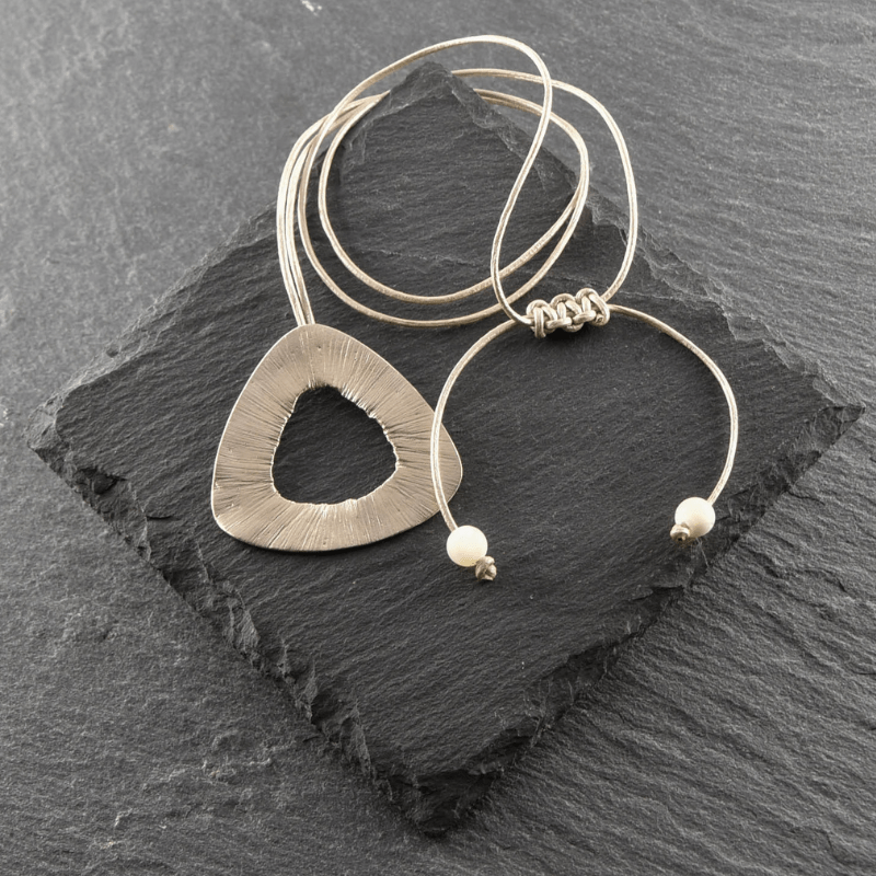 Collier triangle en bronze brossé – Esprit brut et élégant – Image 2